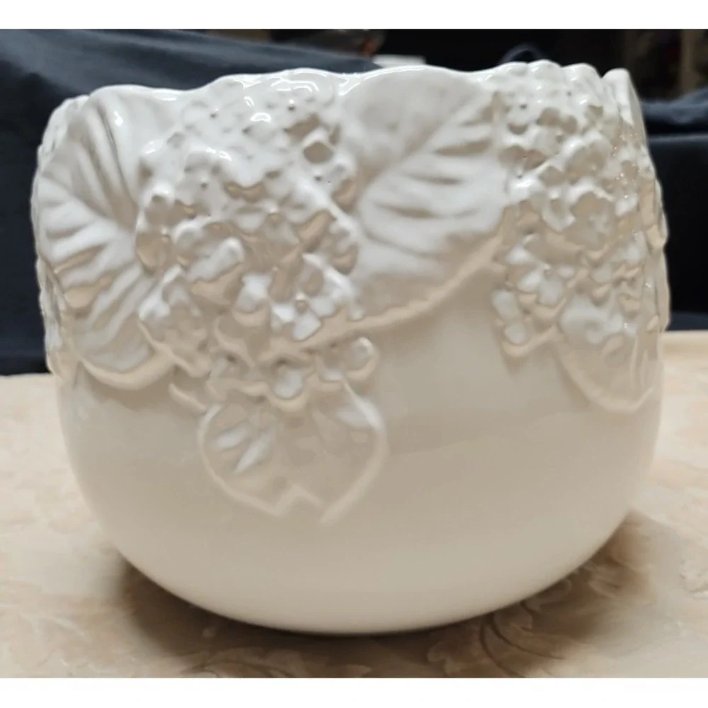 Vntg‎ Large white planter with leaves and flowers molded in pottery